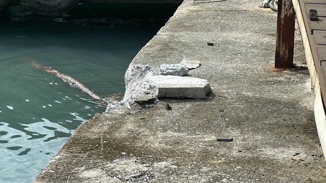 海巡署艦隊分署所屬的南投艦23日上午靠泊時，艦艏撞上基隆港西1碼頭的棧道。艦隊分署表示，後續碼頭與棧道的修復作業將積極配合基隆港務分公司。（翻攝照片／張志康基隆傳真）