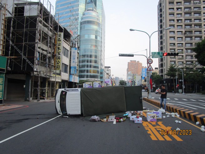 59岁妇驾车S型摇晃翻车，整车鲜果倒满地。(戴志扬翻摄)