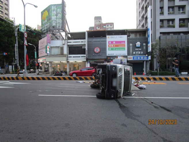 59岁妇驾车S型摇晃翻车，整车鲜果倒满地。(戴志扬翻摄)