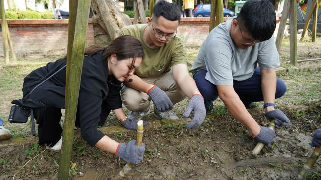 「打GO严选」执行长赖思桦(左一)带领青年事务委员一同「把甘蔗种回来」。（图片来源：高雄市青年局提供）
