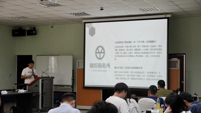 刚好贩売所负责人罗健福分享冈山区地方创生永续规划（图片来源：高雄市青年局提供）
