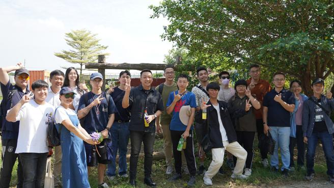 青年事务委员与在地青年进行种甘蔗体验交流（图片来源：高雄市青年局提供）
