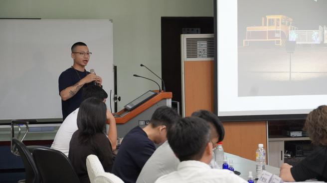 青年事务委员林育暄分享自身对桥头地区发展的感想与作为。（图片来源：高雄市青年局提供）