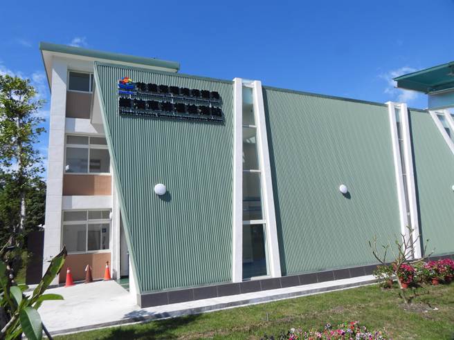 花莲县政府斥资逾3800万元，在花莲港区附近新建柴油车排烟动力检测站，歷经1年工期，今正式启用。（罗亦晽摄）