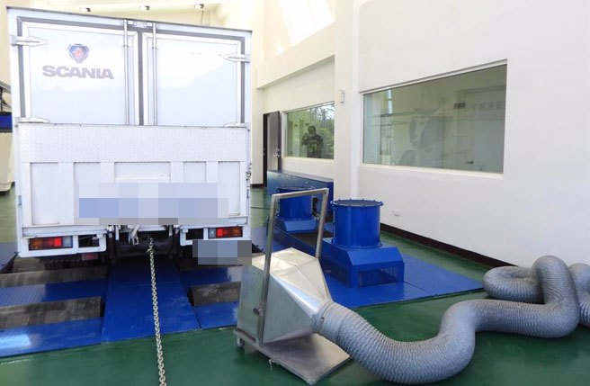 花莲县政府斥资逾3800万元，在花莲港区附近新建柴油车排烟动力检测站，歷经1年工期，今正式启用。（罗亦晽摄）