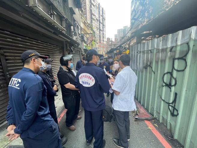 板桥区阳明街巷内铁皮屋本月16日发生火警，72岁沈姓女屋主惨成焦尸，检警17日下午到场勘验。（王扬杰摄）