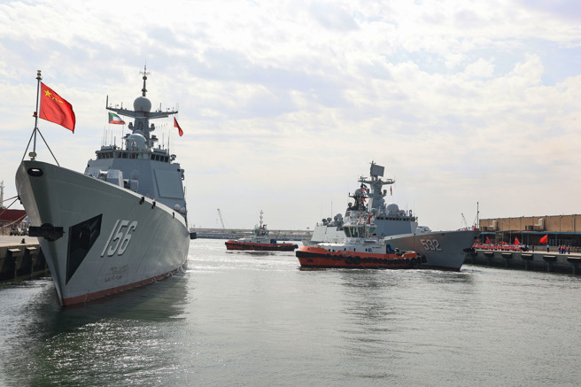 哈玛斯向以色列发动大规模袭击后，美国防范衝突扩大向中东地区派遣2个航舰战斗群、1艘两栖攻击舰，以及1艘指挥舰，但共军6艘战舰也十分罕见地出没中东地区，包括2艘飞弹驱逐舰、2艘飞弹护卫舰和2艘综合补给舰。（图/新华社）

