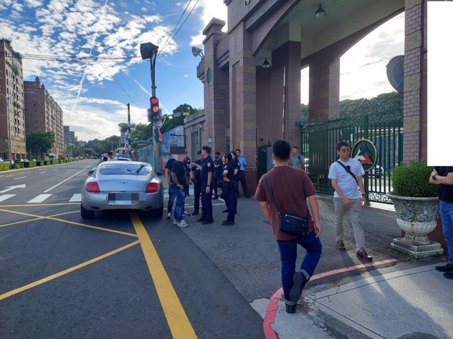 警方昨獲報到場，驚見門口有輛賓利，人員下車大喊大叫。（圖 / 黃仲瑜翻攝）