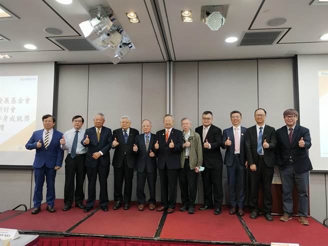 敏盛医疗体系创办人暨总裁杨敏盛获颁财团法人国家生技医疗发展基金会终身成就奖，学界与医界好友前来表达支持与力挺。(李侑珊摄)