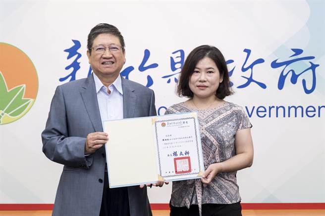 新竹县长杨文科（左）聘请湖口反生命园区自救会会长陈岫玫（右）担任「县政顾问」，让原本站在对立面的双方，变成携手合作。（罗浚滨摄）