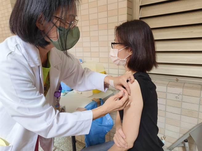 嘉義市博愛國小教職人員今天接種流感疫苗。（廖素慧攝）