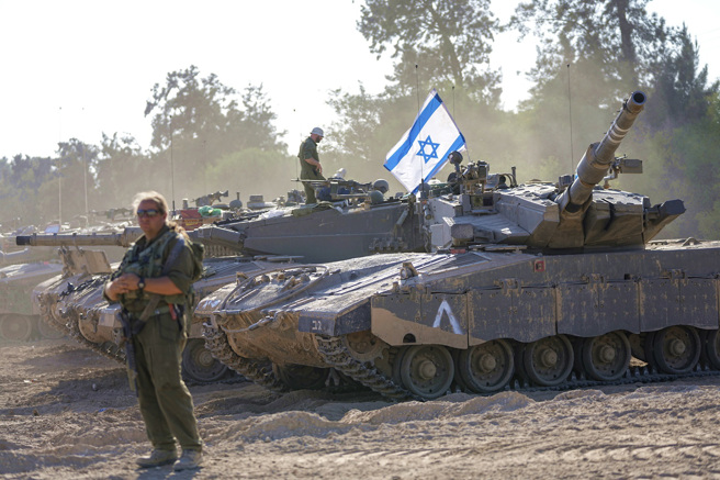 以色列即将出兵进入加萨走廊展开地面战。图为位在加萨边界的以军战车。（资料照／美联社）