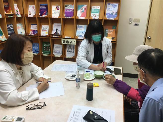 营养师陈姿羽表示，巴金森氏症是以维持个案的日常生活能力为治疗目标，并需透过医师、营养师及个管师等医疗团队共同执行专业化、个人化饮食的调整，才能确实保障巴友安全。（新竹台大提供／王惠慧新竹传真）