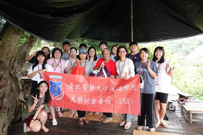 北醫大師生上周赴花蓮送親手織的毛帽圍巾，盼在寒冷的冬天，帶給部落老人家溫暖。（北醫大提供／林志成台北傳真）