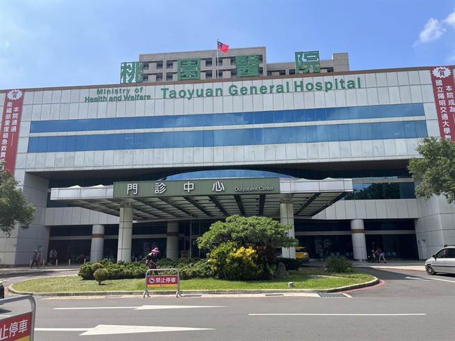 桃园医院医护提醒，股骨颈骨折常见于中、老年人，与骨骼结构和身体机能退化密不可分，须特别留意。图为桃园医院外观照。（陈梦茹摄）