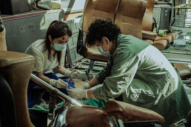 王識賢、陳嘉樺劇中初相見就遇到公車翻覆意外。（東森提供）