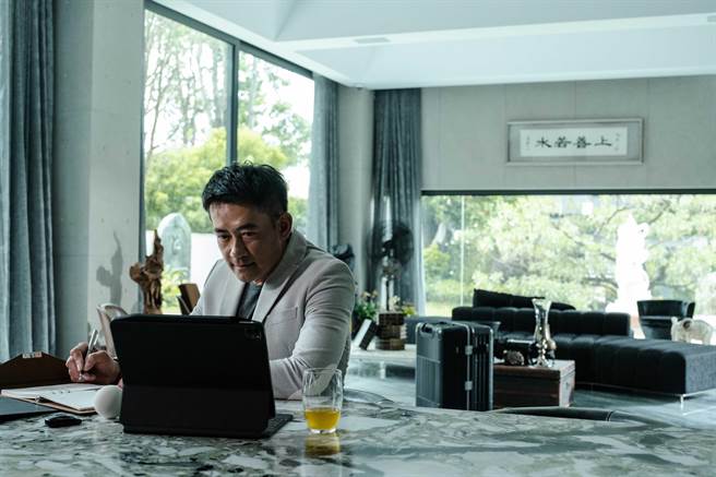 柯叔元飾演有改革魄力的醫院分院院長。（東森提供）