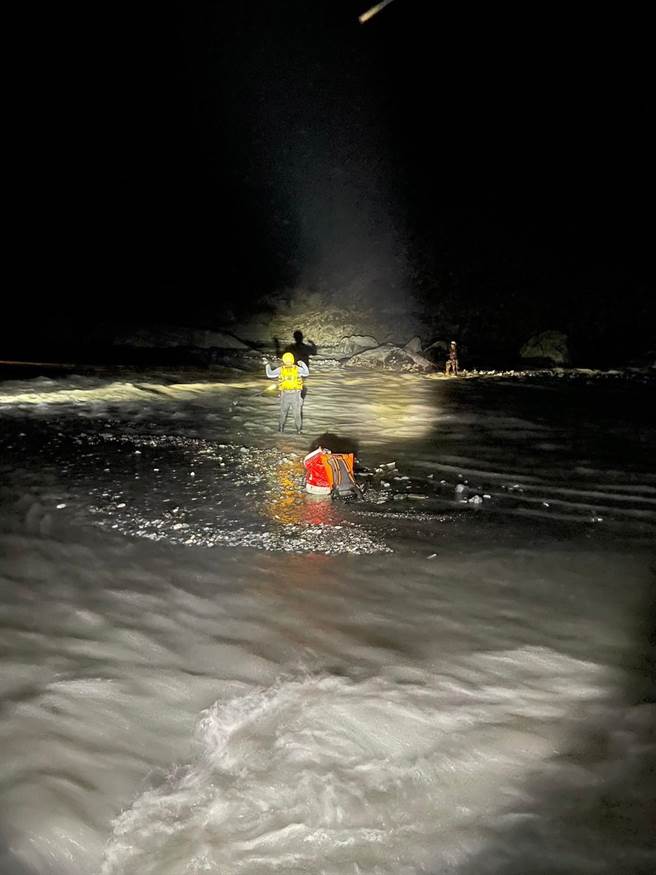 來自北部的6人溪降團隊，22日到花蓮卓溪鄉瓦拉米山風瀑布從事溪降活動，途中受困湍急溪水，經山難救助協會及消防局分批將人安全救出，無生命危險。（花蓮縣消防局提供／羅亦晽花蓮傳真）