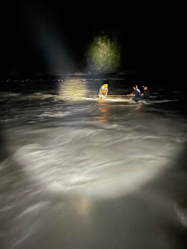 來自北部的6人溪降團隊，22日到花蓮卓溪鄉瓦拉米山風瀑布從事溪降活動，途中受困湍急溪水，經山難救助協會及消防局分批將人安全救出，無生命危險。（花蓮縣消防局提供／羅亦晽花蓮傳真）