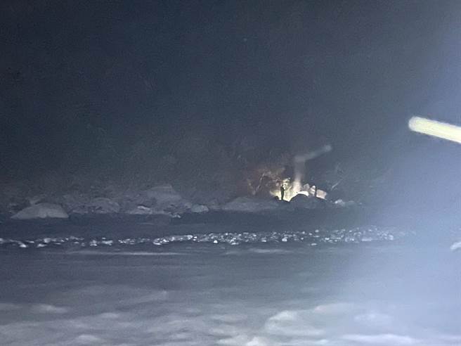 來自北部的6人溪降團隊，22日到花蓮卓溪鄉瓦拉米山風瀑布從事溪降活動，途中受困湍急溪水，經山難救助協會及消防局分批將人安全救出，無生命危險。（花蓮縣消防局提供／羅亦晽花蓮傳真）