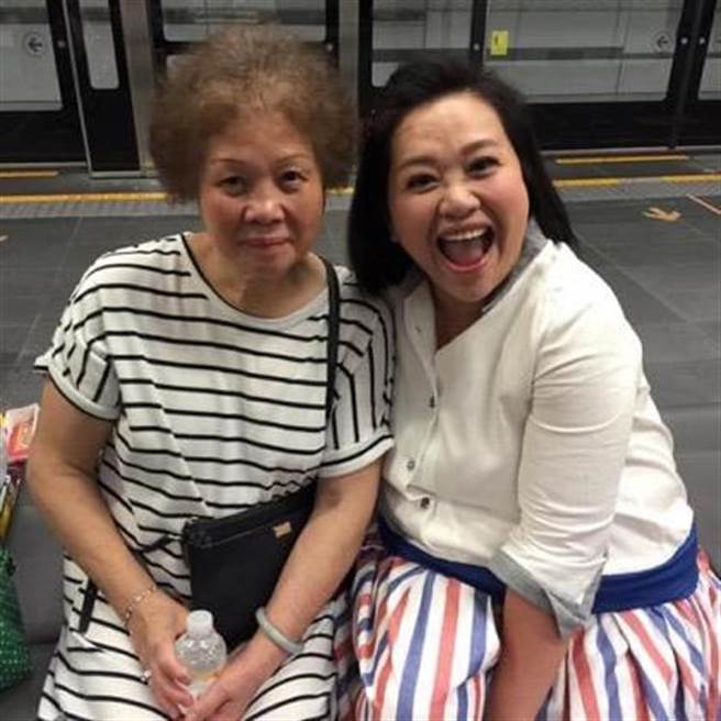 鍾欣凌（右）常帶媽媽到處走走旅遊。（鍾欣凌提供）