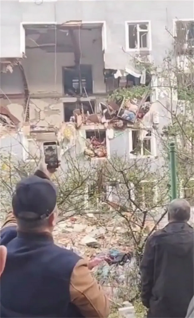即时／吉林梅河口市一社区疑似燃气炸出天洞，致1死16伤。（大皖新闻）