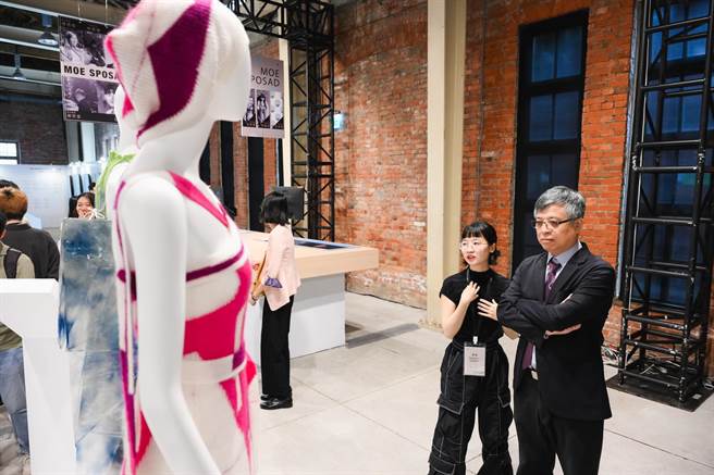 时尚设计组的辅仁大学林育婕（右二）向教育部次长刘孟奇（右一）介绍自己的作品。（教育部提供／林志成台北传真）