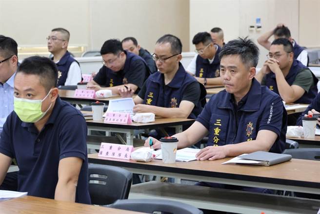 新北檢察長余麗貞偕同新北市警察局廖武訓等人，前往三重警分局辦理選舉查察工作會議，並慰勉員警辛勞。（三重警分局提供／蔡亞樺新北傳真）