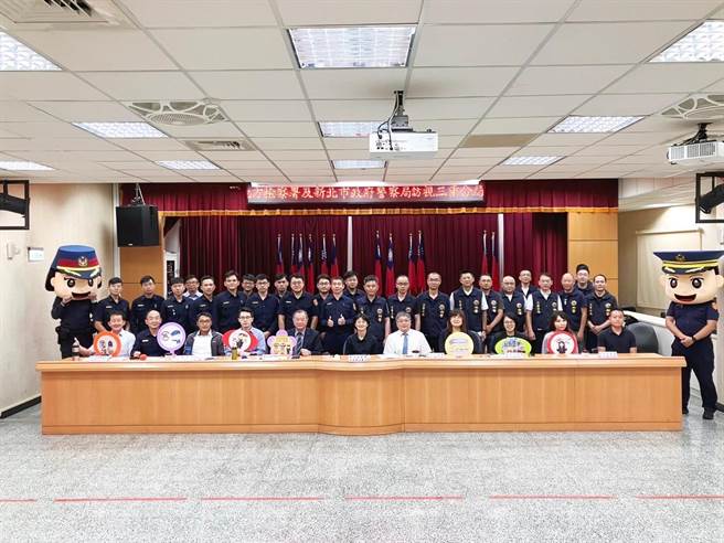 新北檢察長余麗貞偕同新北市警察局廖武訓等人，前往三重警分局辦理選舉查察工作會議，並慰勉員警辛勞。（三重警分局提供／蔡亞樺新北傳真）