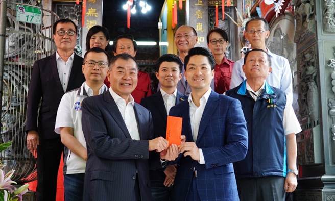 台北市长蒋万安（前排右）24日前往台北火圣庙参与秋季礼斗法会，致词时也透露由于火德星君庇佑，台北市今年同期的火灾案件数，相较于去年同期减少了256件。（台北市政府提供／丁上程台北传真）