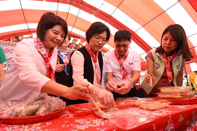  彰化县长王惠美（左2）说，届时县内39间庙宇、共117尊三山国王神尊将齐聚一堂，为眾人祈福，发扬彰化客底传统文化与客家精神，邀请所有乡亲前来埔心「霖震宫」逗热闹。（吴建辉摄）