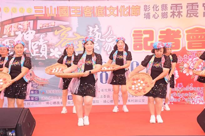 彰化县三山国王客家文化协会自2002年开始整合县内的三山国王庙，每年由39间「三山国王宫庙」掷筊轮流举办文化节活动，迄今已迈入第22年，不仅发扬客家传统文化与精神外，还能品嚐客家美食、游彰化。（吴建辉摄）
