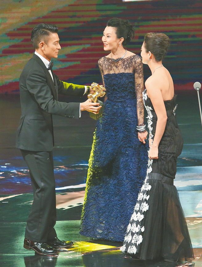 张曼玉当年在台上拒绝颁奖给章子怡。（图／中时资料照片）