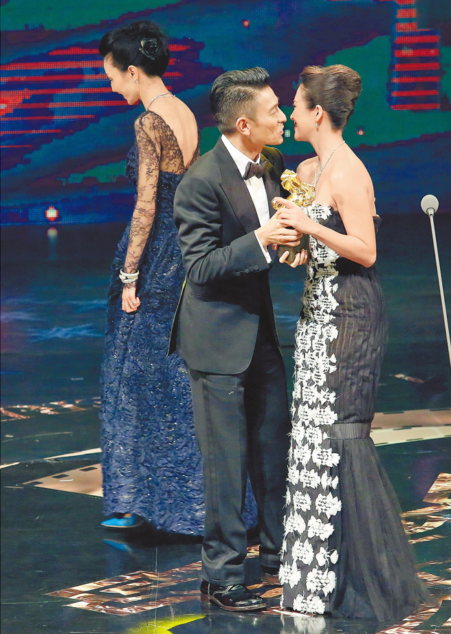 刘德华拥抱恭贺新科影后章子怡（右），张曼玉却已转身离开。（图／中时资料照片）