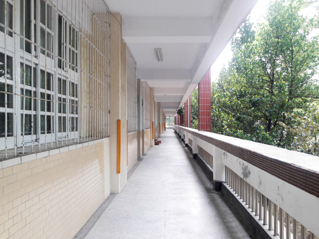 該名女大生昨於Dcard心情版以「大學教授上課不停開黃腔」為題匿名公布教授惡行。（圖僅示意 / shutterstock）