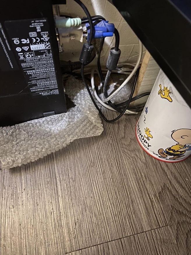 员工所说的蛇皮，其实是气泡纸。（图／翻摄自爆废公社二社）