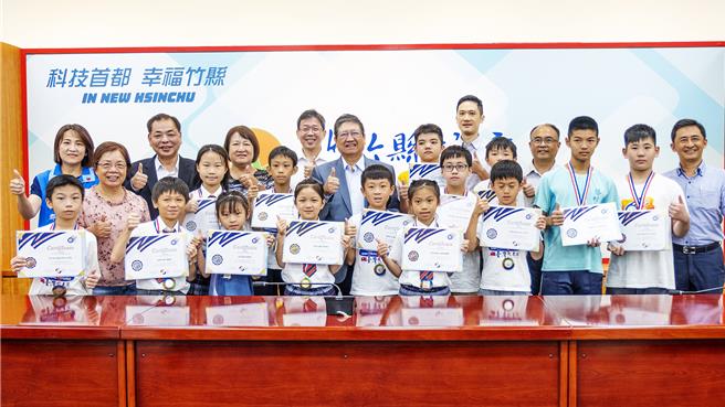 2023年世界数学邀请赛（WMI）国际总决赛，新竹县学子获得1面钻石奖、3面金牌奖、7面银牌奖及3面铜牌奖，县长杨文科（中）24日表扬获将学生。（罗浚滨摄）
