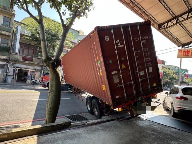 2023年10月24日新北市／樹林19日上午11時於佳園路二段地磅站前發生貨櫃車傾斜事故，嚴重影響周邊交通，經路邊民眾報案後，樹林柑園派出所立即通報，請調派警力和義交到場協助指揮交通。（新北市樹林警分局提供／劉瑋晴新北傳真）