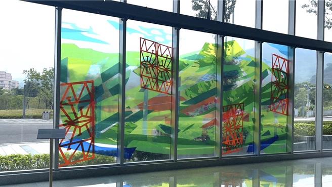 2023年10月24日新北市／艺术家吴芊颐的「共享窗景－纸胶带亲子创作工作坊」，透过纸胶带动手拼贴出属于自己的窗景记忆。（新北市经发局提供／刘玮晴新北传真）