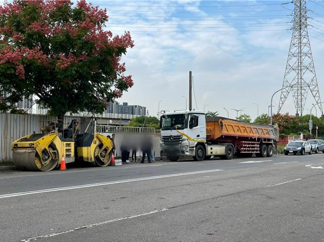 葉姓砂石車司機因身體不適，在車內休息，今早同事發現他陳屍車內。（民眾提供）
