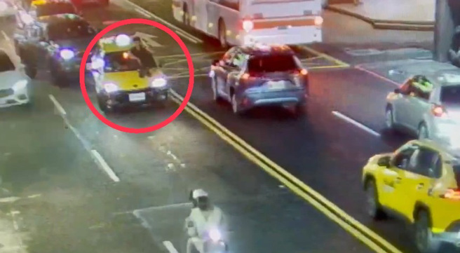 警方调查指出，20日晚间9时许接获报案，中和景新街出现民眾在路中妨害通行。（图 / 刘咏韵翻摄）