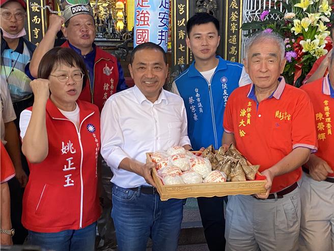 開基玉皇宮贈送國民黨總統參選人侯友宜（左二）包子、粽子，期許他包中。（曹婷婷攝）