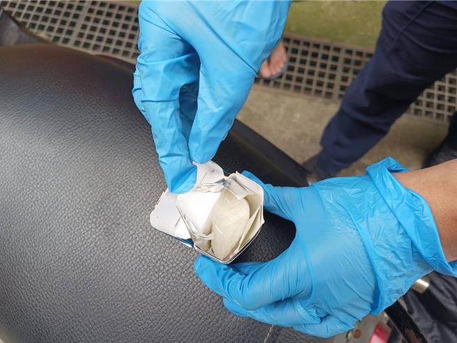 2023年10月24日新北市／警方终于在巷弄内逮捕蔡嫌，并在蔡嫌身上搜出用菸盒装第二级毒品安非他命，当场依妨害公务、毒品及公共危险等罪送办。（新北市土城警分局提供／刘玮晴新北传真）