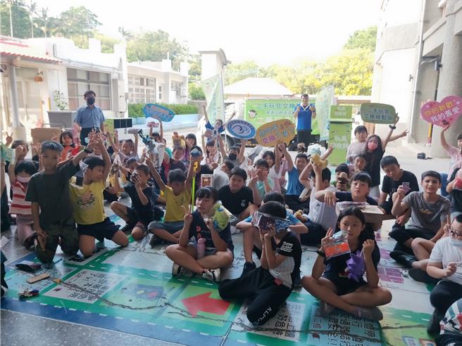 玩具因为复合媒材回收不易，新竹县环保局推出行动二手玩具交换站巡迴校园活动，让学生们养成爱物惜物的习惯。（新竹县府提供／邱立雅竹县传真）