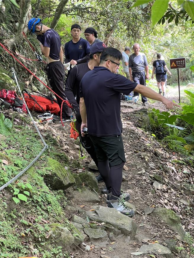 一行3人登山隊伍今到花蓮縣秀林鄉攀登錐麓古道，其中一名男山友途中不慎墜落30米深山谷，經救難隊員下切接觸人時，已失去呼吸心跳，目前正持續下降救援。（花蓮縣消防局提供／羅亦晽花蓮傳真）