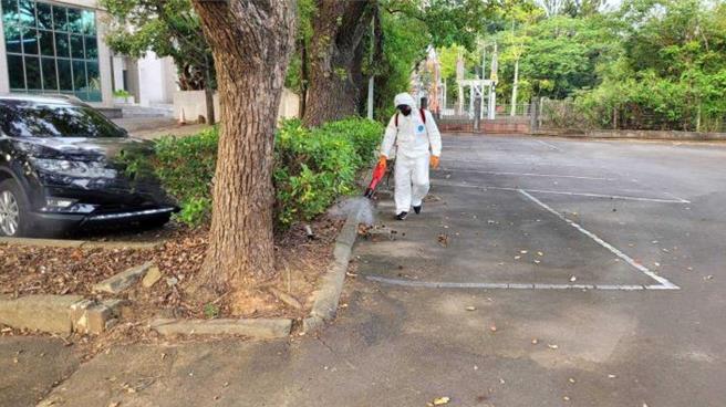 新竹县本周本土登革热个案再＋4例，卫生局接获通报后，于第一时间针对个案住家、学校周边50公尺进行化学防治喷药及清除孳生源。（新竹县政府提供／罗浚滨新竹传真）