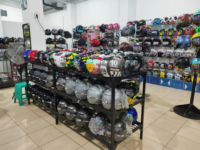 大马路转角常见安全帽店，没什么客人光顾却屹立不摇，网红曝3大优势。（示意图／Shutterstock）