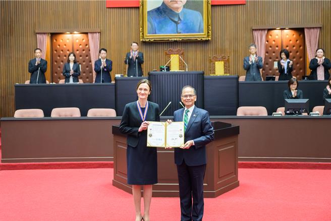 立陶宛國會議長希米利特訪台團今赴立法院議場發表演說，立法院長游錫堃代表立院頒發「國會一等榮譽獎章」。（立法院提供）