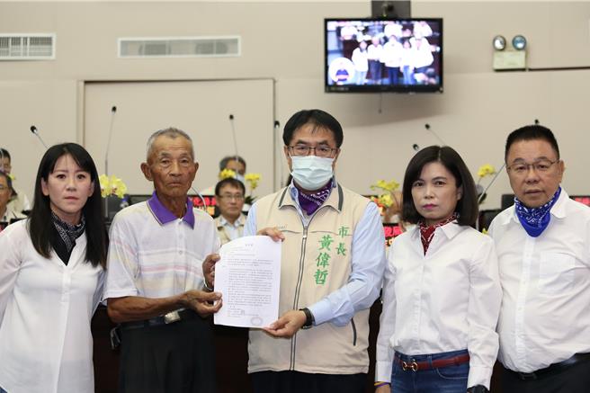 安南區漁民代表23日到台南市議會陳情，指安南區文蛤養殖區因區內設置土資場，導致文蛤死亡，市長黃偉哲（中）表示，將全面積極調查了解原因。（國民黨台南市議會黨團提供／曹婷婷台南傳真）