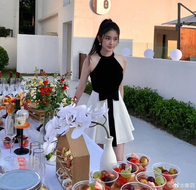 20岁的柴蔚被封为「小林青霞」。(图／柴蔚微博)